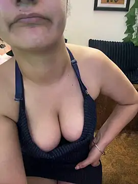 Maahhii live webcam show