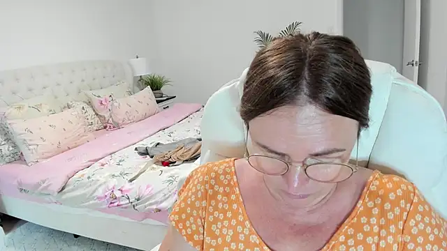Vika73 live webcam show