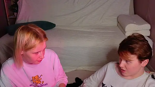 two_gerls_here