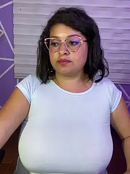 MiiaaJoness webcam
