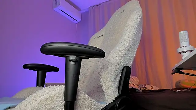pink_hell_ (F young) - Show tits close up