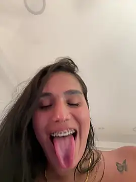 Bella__Wood webcam