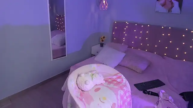 ela_petit live cam on StripChat