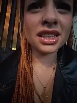 cataleya_16 (F young) - Off bra in public bar 🥵