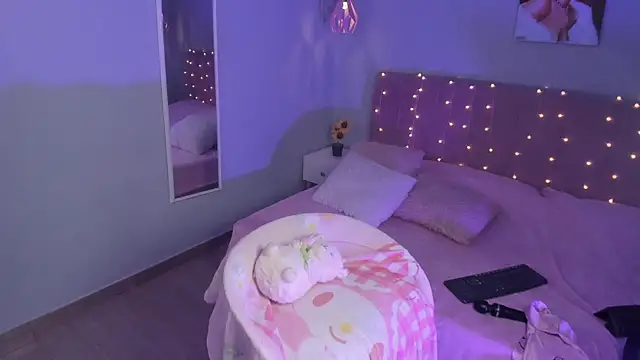 ela_petit (F teen) - fingers in pussy