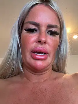 Juliaboobqueen webcam