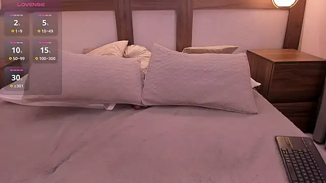 Emii_Lux live cam on StripChat