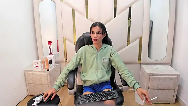Aisha_hotts777 live cam