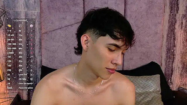 AronTawers live cam on StripChat