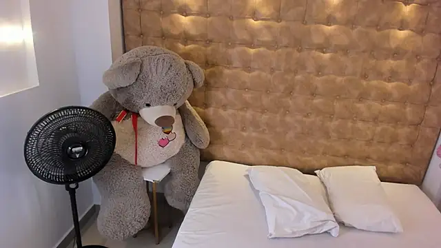 violet_giraldo live cam on StripChat