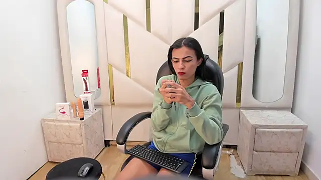Aisha_hotts777 live cam