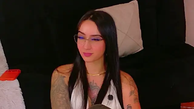 EmmyEvans1 live cam on StripChat