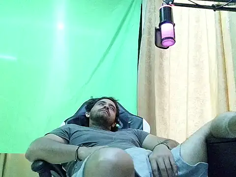aronmiller404 live cam on StripChat