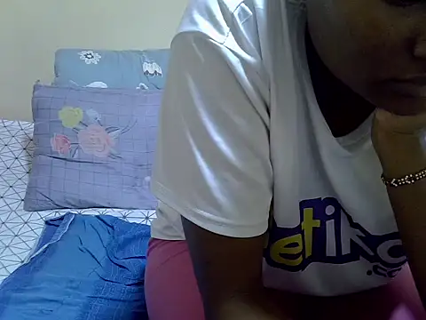 Darkchocolatequeen webcam