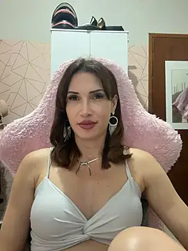 Irresistible37 live webcam show