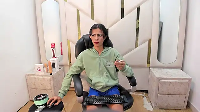 Aisha_hotts777 live cam on StripChat