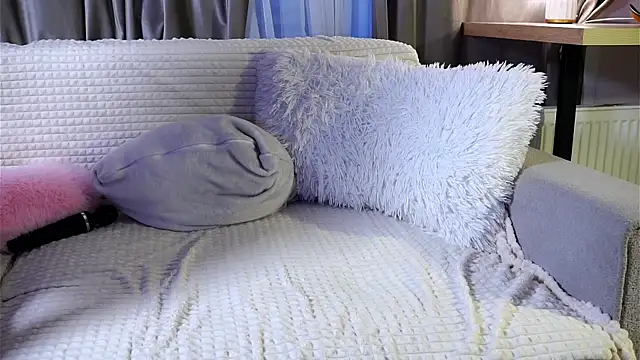 SunnivaCovil live cam on StripChat