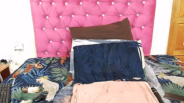 WILD_KITTYxXx webcam