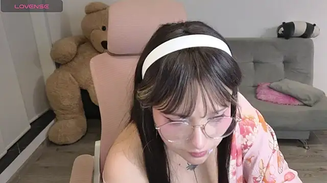 KuroChan420 live cam on StripChat