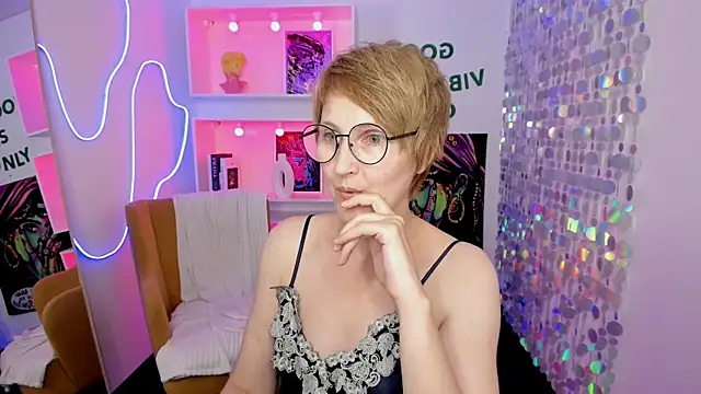 paris_cherry (F milf) - put cream on tits