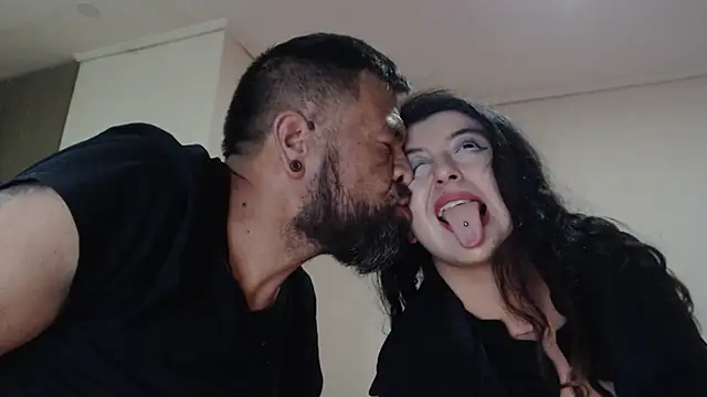 OldManAndGirlishLady webcam