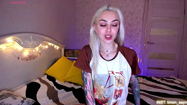 LillyMoure_ webcam