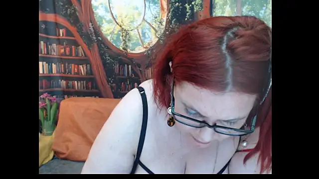 PlayfullMature live cam on StripChat