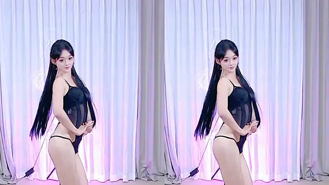 MiNi-U live cam on StripChat