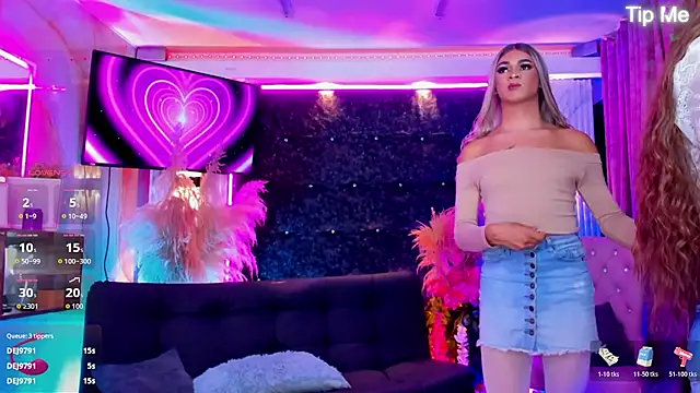 Queens_Wonders_Blonders webcam