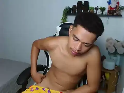 curlyasian_njxx webcam