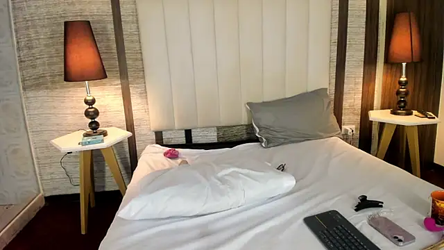 Hannah_Cross