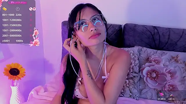 NayeCloud live cam on StripChat