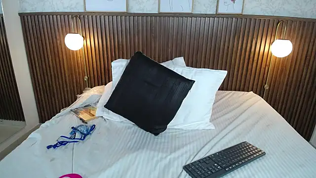 Ariana_Wayne webcam