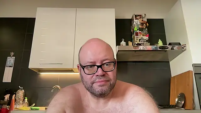 theitalianbear live cam on StripChat