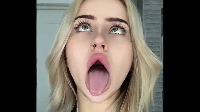 Khloy_white live cam on StripChat