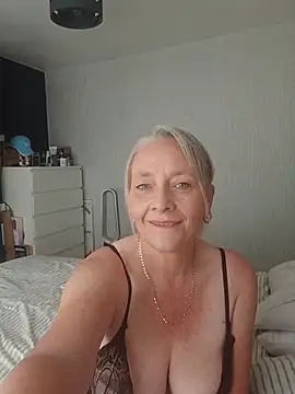 BellaUkCurvy live cam on StripChat