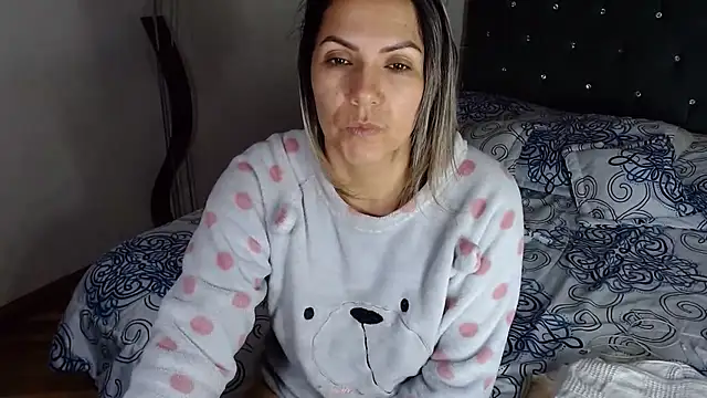 Chantal_hott live cam on StripChat