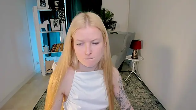 Laly_Peach live cam on StripChat
