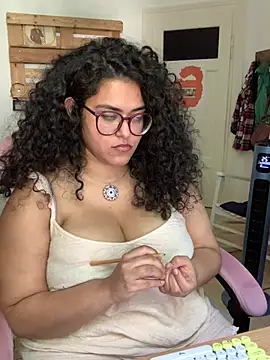 Curvydesifromgermany webcam