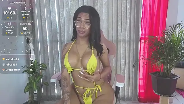 Queen_Morena live cam on StripChat