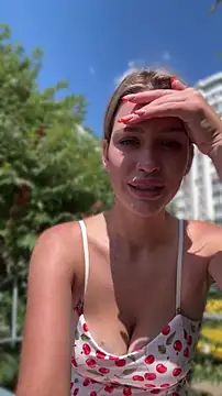 kikiwatson (F young) - Show boobs in public 😍