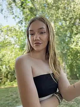 MilaMoone webcam
