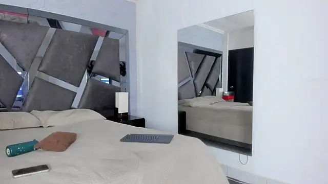 Radiant_Naomi webcam
