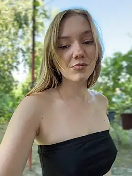 MilaMoone live webcam show