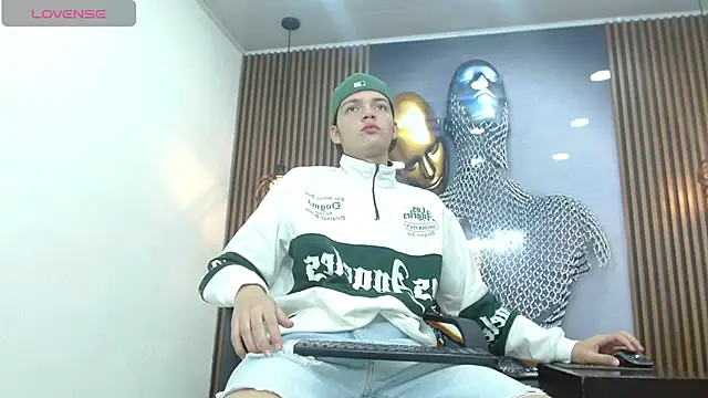 AlejoBussnek live sex cam
