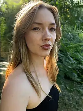 MilaMoone live webcam show