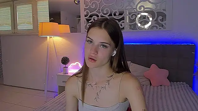 LuisaClover live cam on StripChat