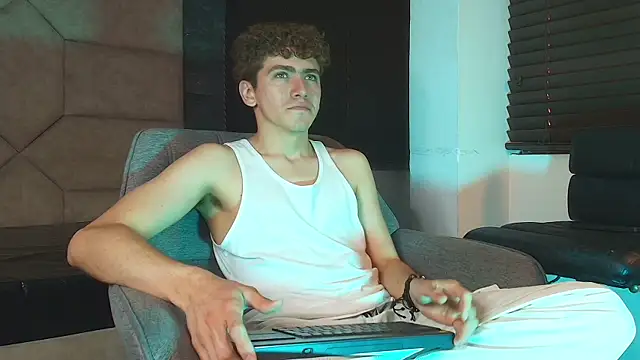 Tyler_Mcrey live cam on StripChat