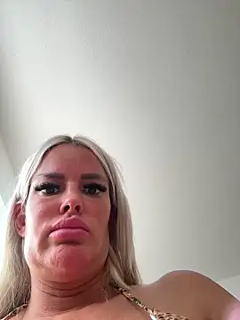 Juliaboobqueen live webcam show