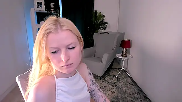 Laly_Peach live cam on StripChat